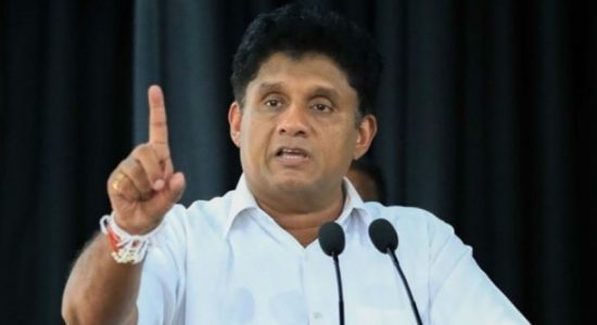 அரசாங்கம் மக்களின் வாழ்க்கையோடு விளையாடுகின்றது