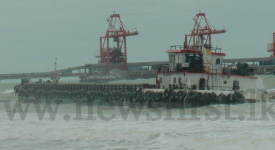நிலக்கரி ஏற்றி இறக்கும் இயந்திரம் கரையொதுங்கியது