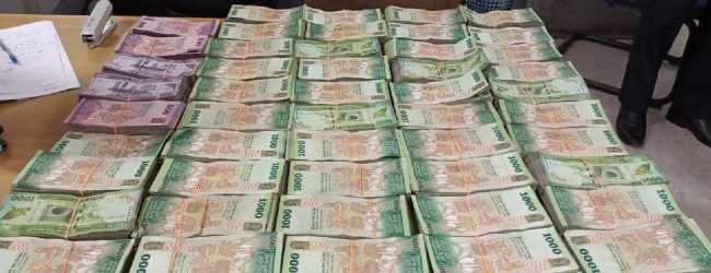 சட்டவிரோதமாக ஒரு தொகை பணத்தை துபாய் கொண்டுசெல்ல முயன்றவர் கைது