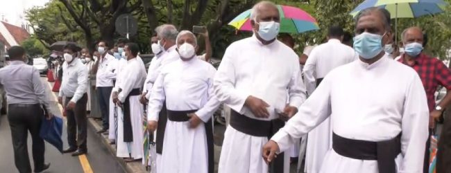 கத்தோலிக்க திருச்சபையினர் அமைதி போராட்டம்