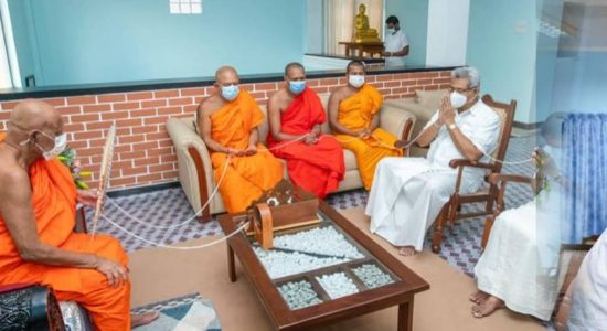 கண்டி விஜயம்: தேரர்களிடம் ஆசி பெற்றுக்கொண்டார் ஜனாதிபதி