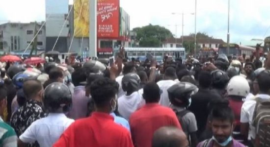 மாத்தறையில் ஆர்ப்பாட்டத்தை கலைக்க கண்ணீர்ப்புகை பிரயோகம்