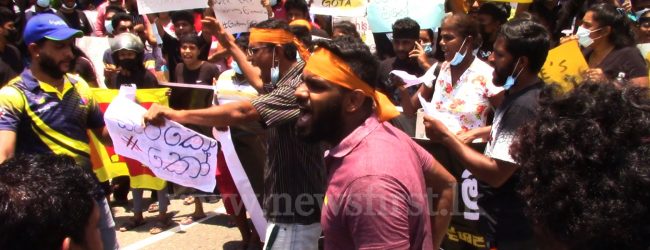 அரசுக்கு எதிராக வலுப்பெறும் ஆர்ப்பாட்டங்கள்