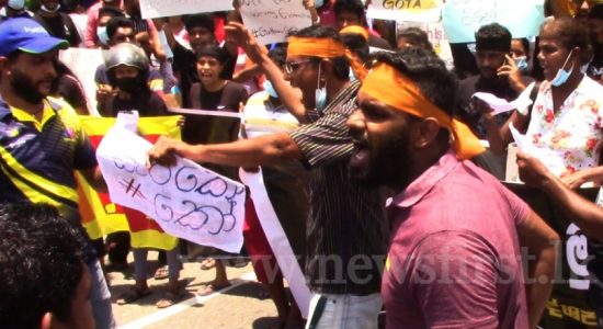 அரசுக்கு எதிராக வலுப்பெறும் ஆர்ப்பாட்டங்கள்