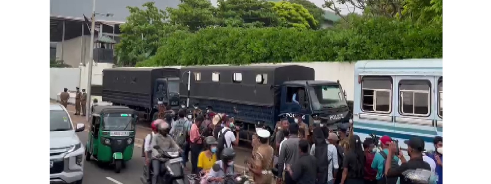 மைனாகோகமவில் இருந்து பொலிஸ் வாகனங்கள் அகற்றப்பட்டன