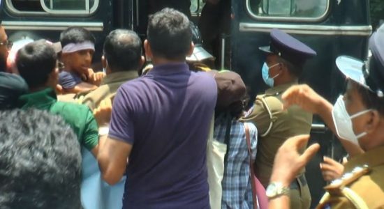 பாராளுமன்றத்திற்கு முன்பாக எதிர்ப்பு: 12 பேர் கைது 