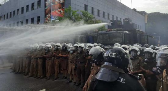 ஆர்ப்பாட்ட பேரணி மீது நீர்த்தாரை பிரயோகம்