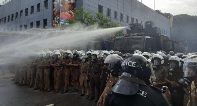 ஆர்ப்பாட்ட பேரணி மீது நீர்த்தாரை பிரயோகம்