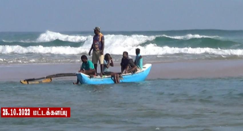 மின்னல் தாக்கி 4 மீனவர்கள் காயம்; ஒருவரை காணவில்லை