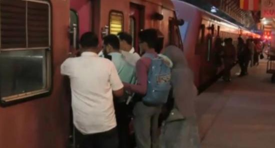 ரயில்களில் பயணச்சீட்டின்றி அதிகளவானோர் பயணம்