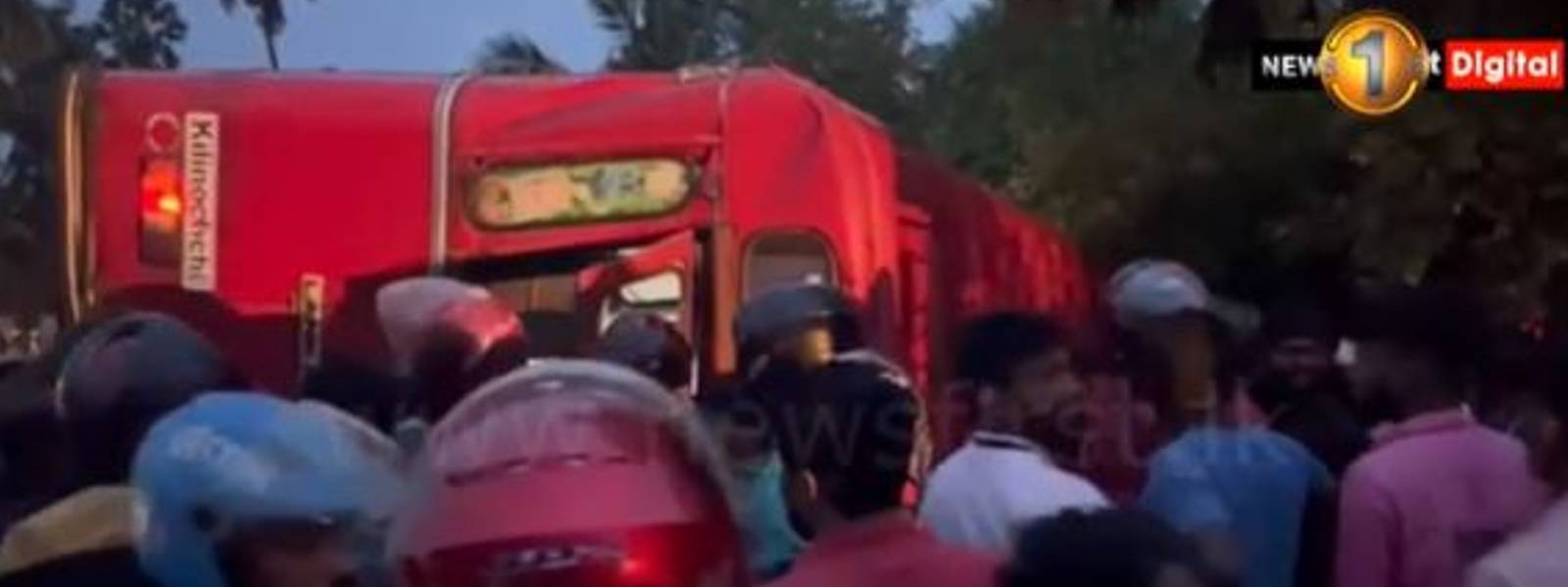 யாழ். நோக்கி சென்ற பஸ் கிளிநொச்சியில் விபத்து