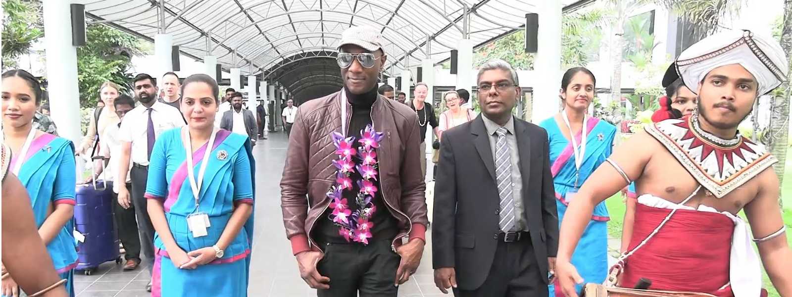 பிரபல பாடகர் Aloe Blacc நாட்டிற்கு வருகை