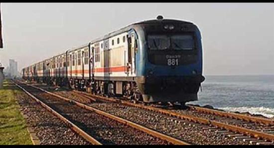 ரயிலில் மோதி இருவர் உயிரிழப்பு.
